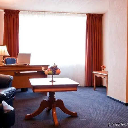 Hotel Class 4*